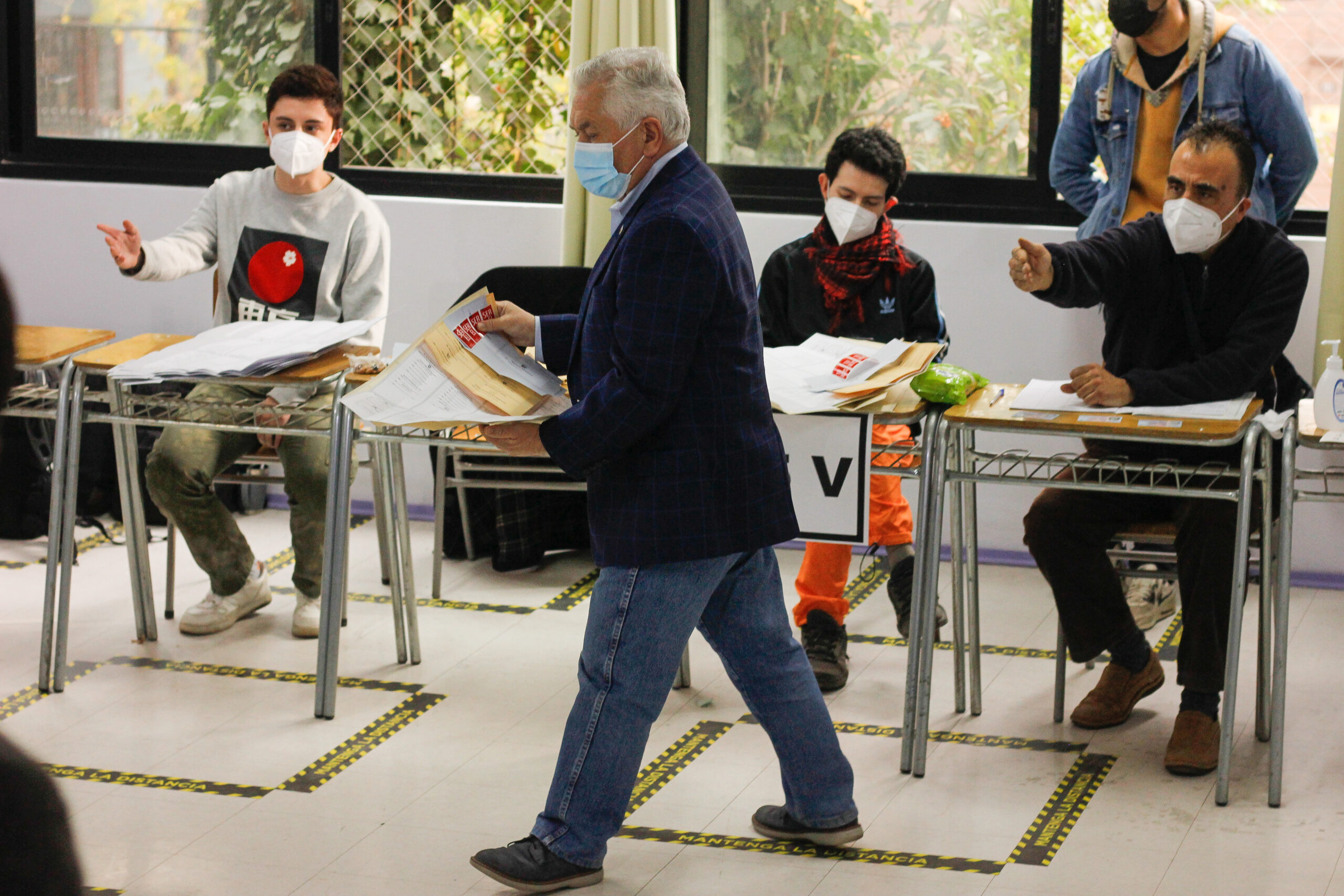 Ministro de salud Enrique Paris se presentó a votar alrededor de las 15:30 en el colegio Carmela Carbajal en la comuna de providencia  Crédito :cesar Beltrán Lago