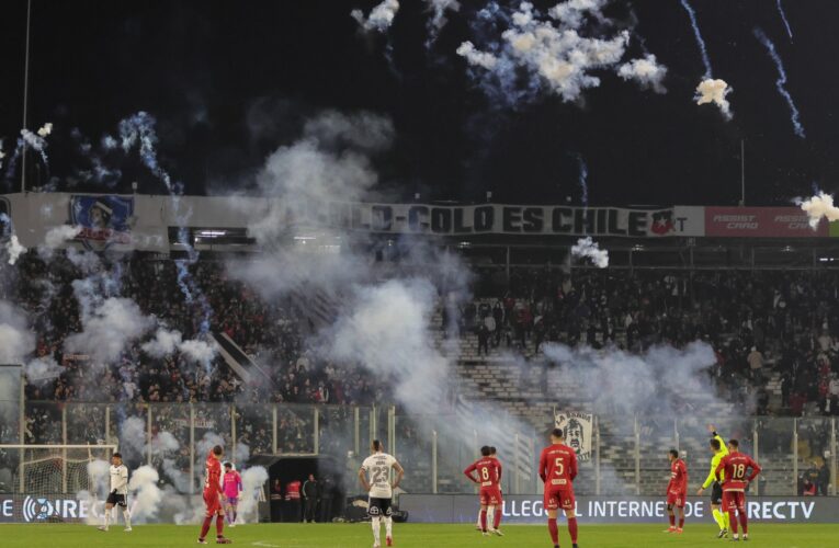 El duelo amistoso de Colo-Colo vs Universitario de Perú terminó con un empate a 0 y fue suspendido.