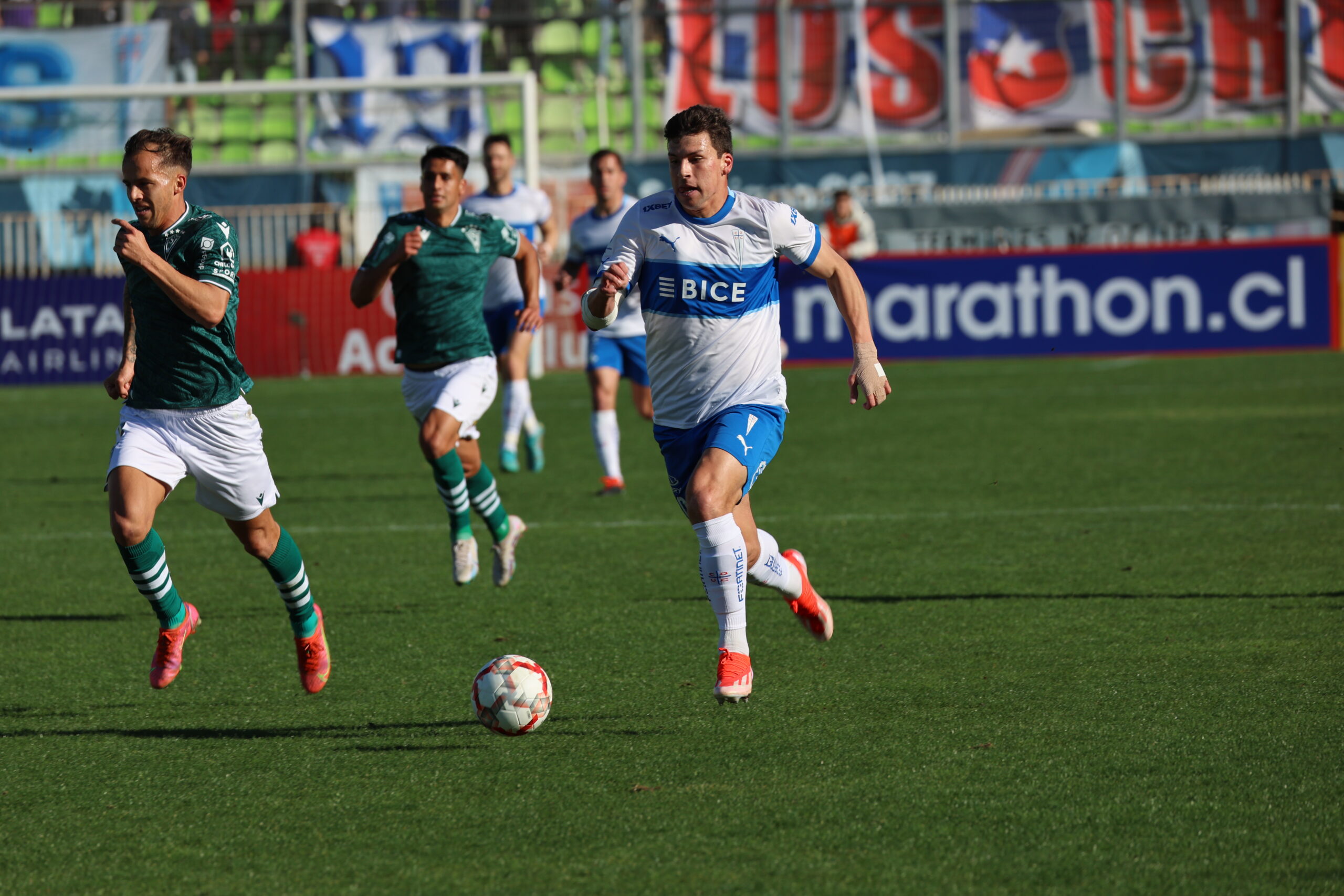 Santiago Wanderers de Jaime García vencieron 1-0 a una débil Universidad Católica que tuvo dos expulsados